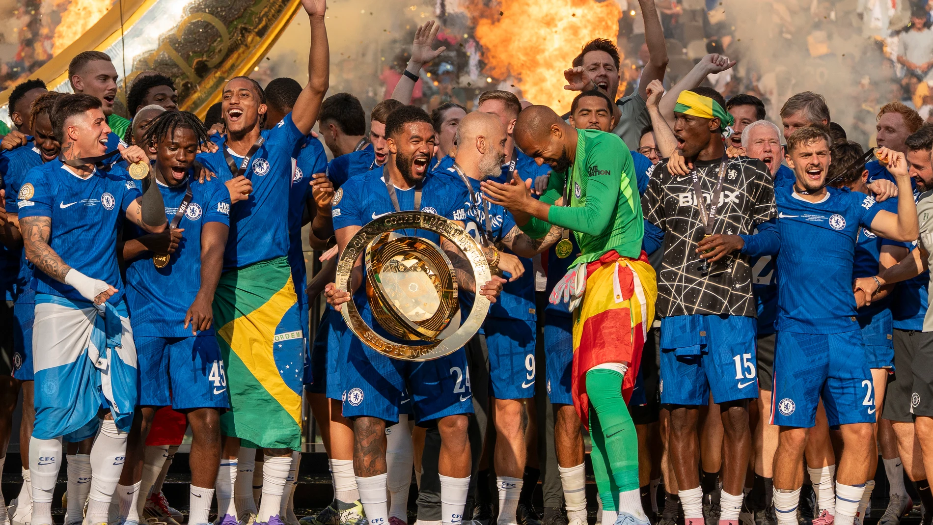 AMDEP8249. NUEVA JERSEY (ESTADOS UNIDOS), 13/07/2025.- Reece James (c) de Chelsea celebra con el trofeo de campeón del Mundial de Clubes junto al presidente de los Estados Unidos, Donald Trump, este domingo, tras vencer a París Saint-Germain (PSG) en el estadio MetLife en Nueva Jersey (Estados Unidos). EFE/ Ángel Colmenares