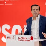 El secretario general del PSOE de Extremadura, Miguel Ángel Gallardo, ofrece rueda de prensa en el marco de la financiación singular de Cataluña