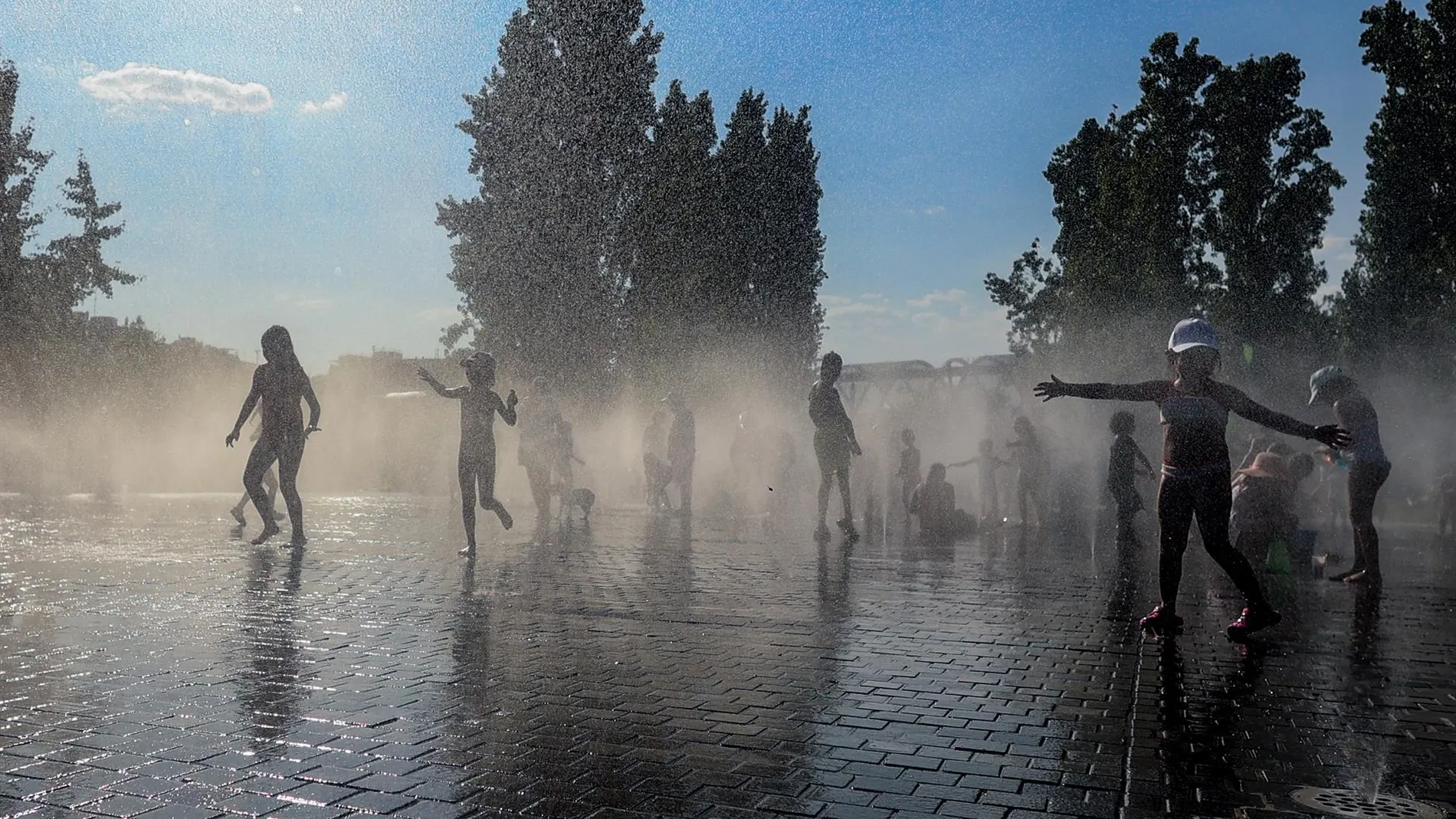 Conjunto de personas refrescándose
