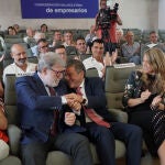 Carlos Magdaleno junto a Santiago Aparicio y Ángela de Miguel
