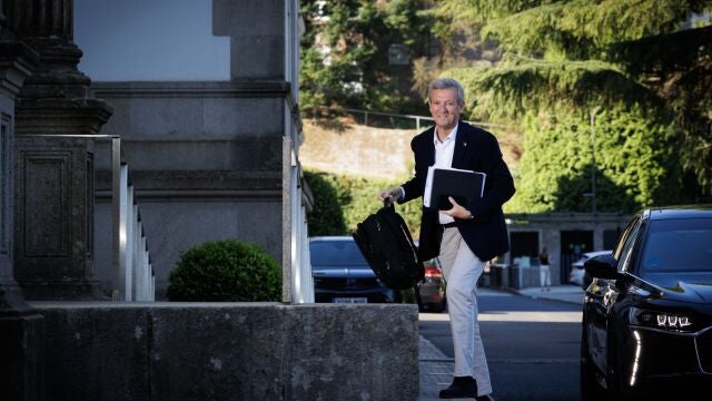 El titular del Gobierno gallego, Alfonso Rueda, antes de entrar al Consello de la Xunta.