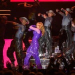 Una Kylie Minogue eterna reúne en Sevilla a más de 12 mil almas ochenteras y noventeras