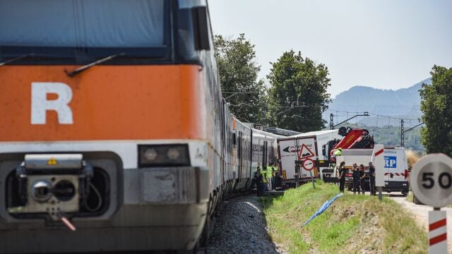 Adif prevé encarrilar en 4 o 5 horas el tren de la R3 de Rodalies que ha chocado con un camión