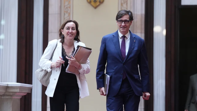 La consellera de Territorio, Vivienda y Transición Ecológica de la Generalitat, Sílvia Paneque, y el presidente de la Generalitat, Salvador Illa