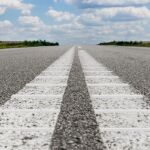 ¿Sabes porqué suenan las líneas blancas de la carretera cuando las pisas?