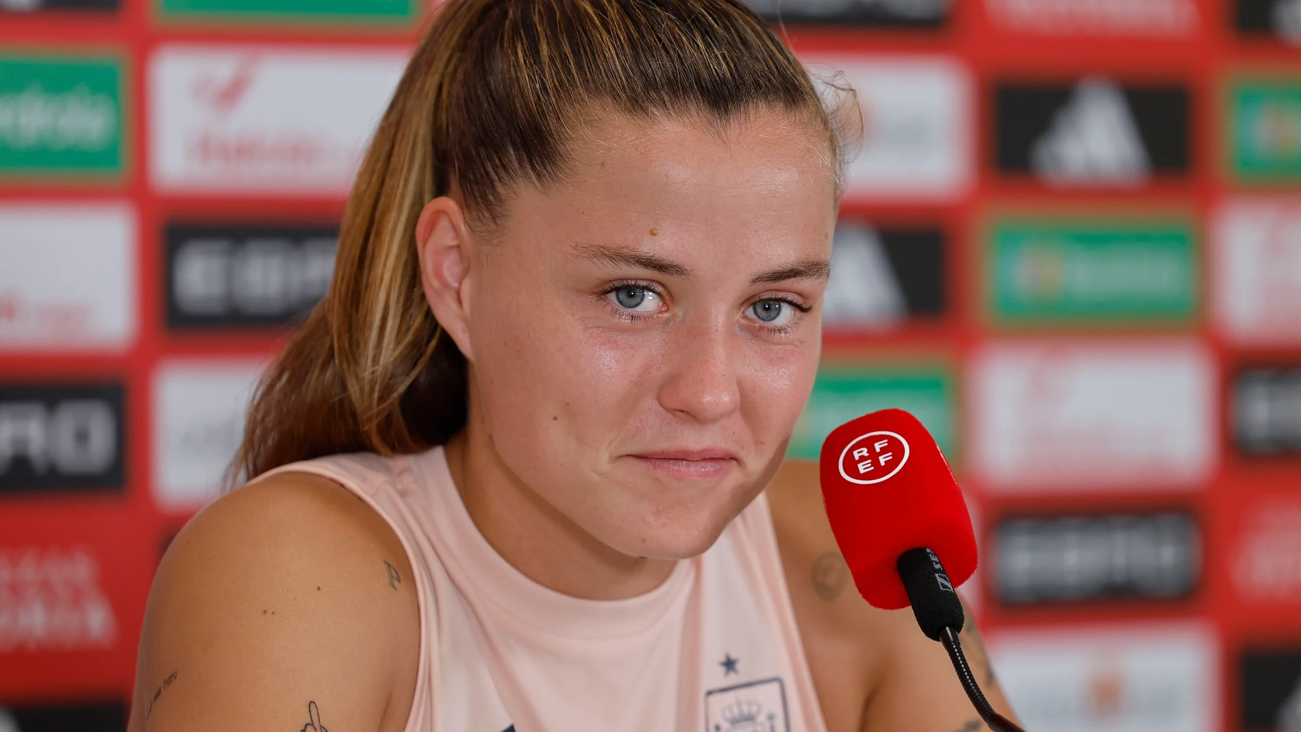 LAUSANA (SUIZA), 15/07/2025.-La delantera de la selección española de fútbol Claudia Pina, durante la rueda de prensa tras el entrenamiento llevado a cabo este martes en Lausana, para preparar el partido de cuartos de final de la Eurocopa que disputan contra la selección de Suiza el próximo viernes. EFE/ Ana Escobar