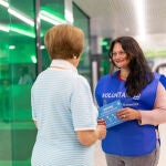 Una voluntaria de los Bancos de Alimentos durante una campaña solidaria en Mercadona