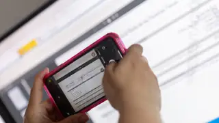 Una persona cumplimenta la declaración de la Renta, a 3 de abril de 2024, en Madrid (España). Los contribuyentes han presentado en el primer día y medio de la Campaña de la Renta 2024 un total de 1.675.000 declaraciones, lo que supone un descenso del 0,1% respecto al año pasado. Fuentes del organismo han informado de que, del conjunto de declaraciones presentadas, 136.000 se han realizado a través del nuevo servicio de 'Renta Directa' y 238.000 con la aplicación de la Agencia Tributaria, un 2,4% más. 03 ABRIL 2025 Eduardo Parra / Europa Press 03/04/2025 Una persona cumplimenta la declaración de la Renta, a 3 de abril de 2024, en Madrid (España). Los contribuyentes han presentado en el primer día y medio de la Campaña de la Renta 2024 un total de 1.675.000 declaraciones, lo que supone un descenso del 0,1% respecto al año pasado. Fuentes del organismo han informado de que, del conjunto de declaraciones presentadas, 136.000 se han realizado a través del nuevo servicio de 'Renta Directa' y 238.000 con la aplicación de la Agencia Tributaria, un 2,4% más. 03 ABRIL 2025 Eduardo Parra / Europa Press 03/04/2025