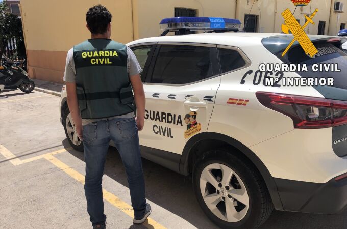 Un agente de Guardia Civil junto a un coche en Almería