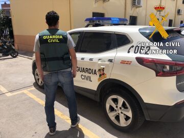 Un agente de Guardia Civil junto a un coche en Almer&iacute;a