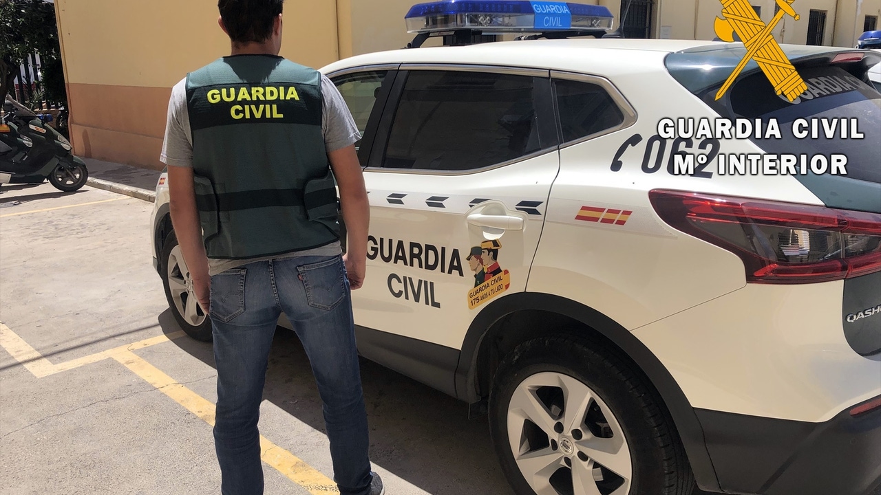 Asaltan a un conductor herido en Almería y luego lo extorsionan