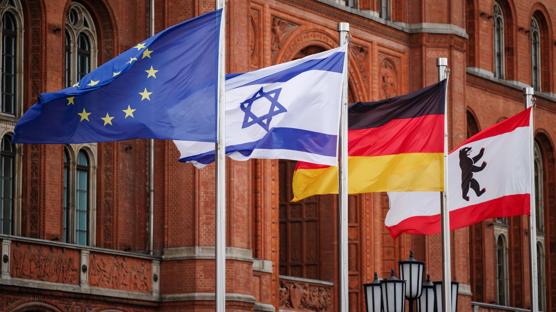 Berlin (Germany), 15/07/2025.- (L-R) The flags of the European Union, Israel, Germany and the regional state of Berlin wave in front of the Red Town Hall (Rotes Rathaus) in Berlin, Germany, 15 July 2025. (Alemania) EFE/EPA/CLEMENS BILAN