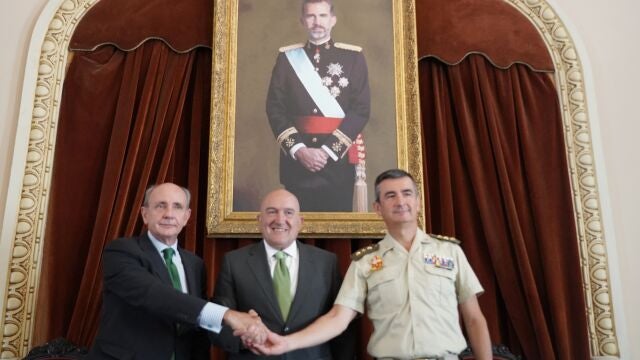 El alcalde de Valladolid, Jesús Julio Carnero, y el director de la Fundación Iberdrola España, Ramón Castresana, firman, en presencia del coronel director de la Academia de Caballería, Francisco Javier López Villar, un convenio de colaboración para dotar de una nueva iluminación ornamental exterior a la Academia de Caballería.