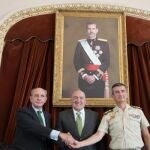 El alcalde de Valladolid, Jesús Julio Carnero, y el director de la Fundación Iberdrola España, Ramón Castresana, firman, en presencia del coronel director de la Academia de Caballería, Francisco Javier López Villar, un convenio de colaboración para dotar de una nueva iluminación ornamental exterior a la Academia de Caballería.