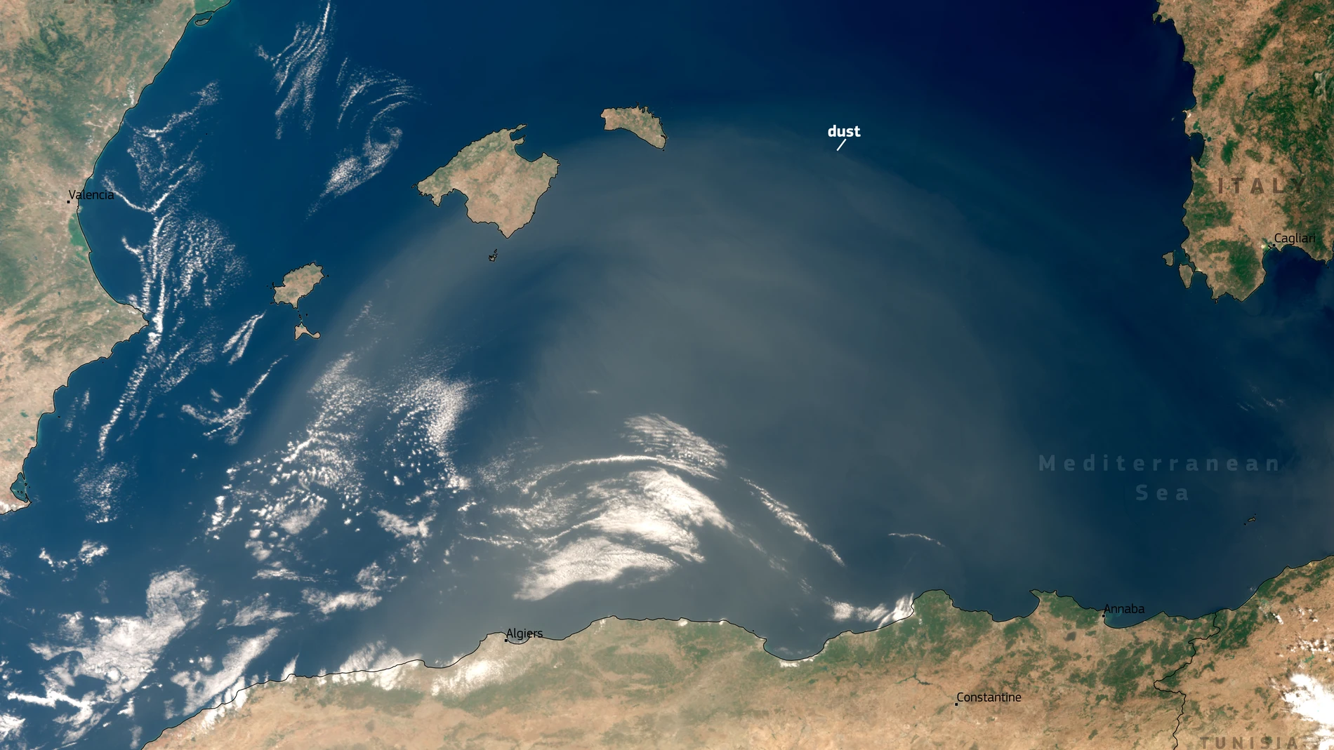 Mediterráneo Occidental, 16/07/2025.-Imagen del satélite Sentinel-3 del 15 de Julio que muestra una columna de polvo sahariano que se desplaza hacia el norte por el Mediterráneo occidental. El polvo se extiende desde el norte de Argelia, atravesando el Mediterráneo, hacia las Islas Baleares. Las partículas finas, levantadas por los fuertes vientos del desierto, crean una amplia capa de polvo sobre la superficie del mar, produciendo un efecto brumoso que contrasta marcadamente con el azul más ...
