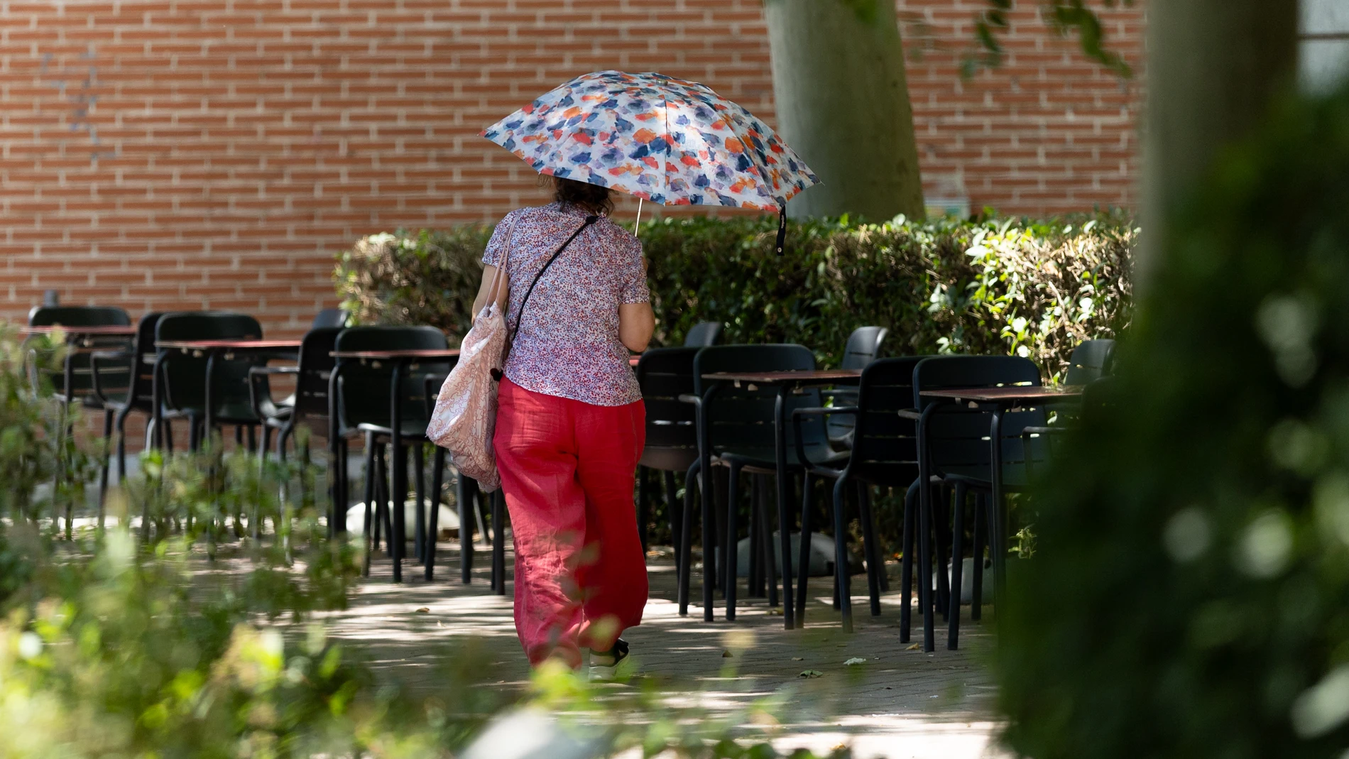 Una persona con paraguas, a 16 de julio de 2025, en Madrid (España). La Agencia Estatal de Meteorología (Aemet) ha alertado de las altas temperaturas en la mayor parte de la península, Baleares y Canarias durante este miércoles y jueves. En capitales de provincia como Zamora o Madrid se están rozando los 40º grados, y en otras como Badajoz, Ciudad Real y Córdoba, se han superado llegando a los 42º.16 JULIO 2025;CALOR;ALTAS TEMPERATURAS;ESPAÑA;ALERTA;MADRIDEduardo Parra / Europa Press16/...