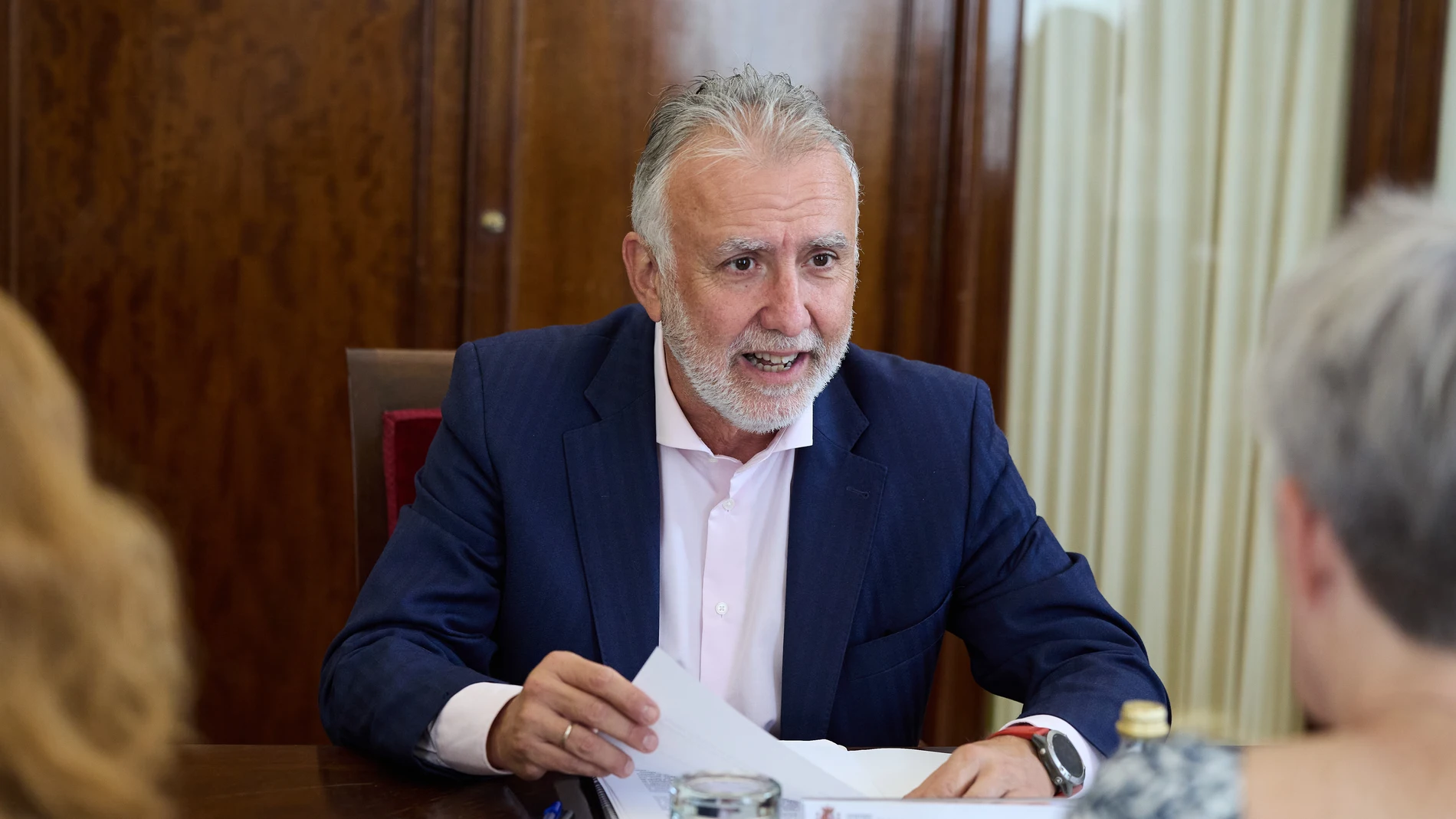 El ministro de Política Territorial y Memoria Democrática, Ángel Víctor Torres, durante una reunión en la sede del Ministerio, a 16 de julio de 2025, en Madrid (España). El encuentro tiene lugar en el contexto de la gestión y protección de menores migrantes y solicitantes de asilo en España, especialmente tras la reciente solicitud del Gobierno al Tribunal Supremo para poder trasladar a menores migrantes no acompañados desde Canarias a otras comunidades autónomas, ante el rechazo de algunas r...