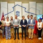 Conrado Íscar con su equipo de la Diputación de Valladolid