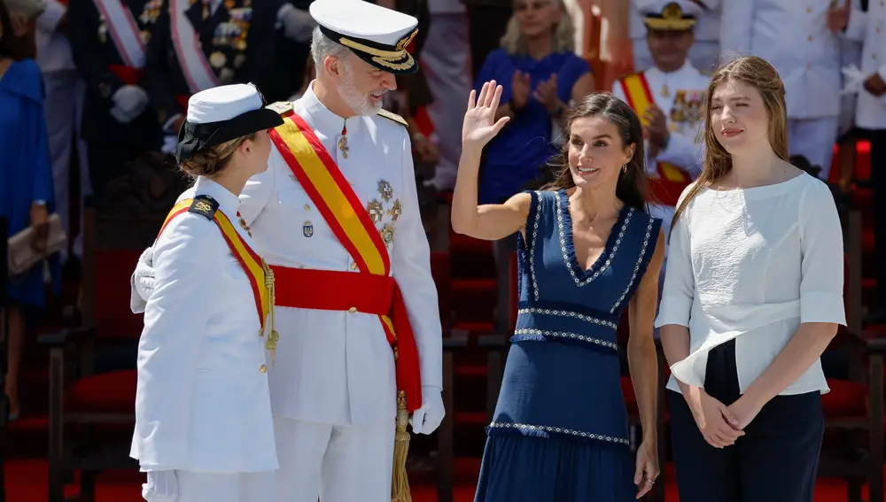 Los reyes y la infanta Sofía asisten a la entrega de reales despachos a los nuevos oficiales en la Academia Naval de Marín
