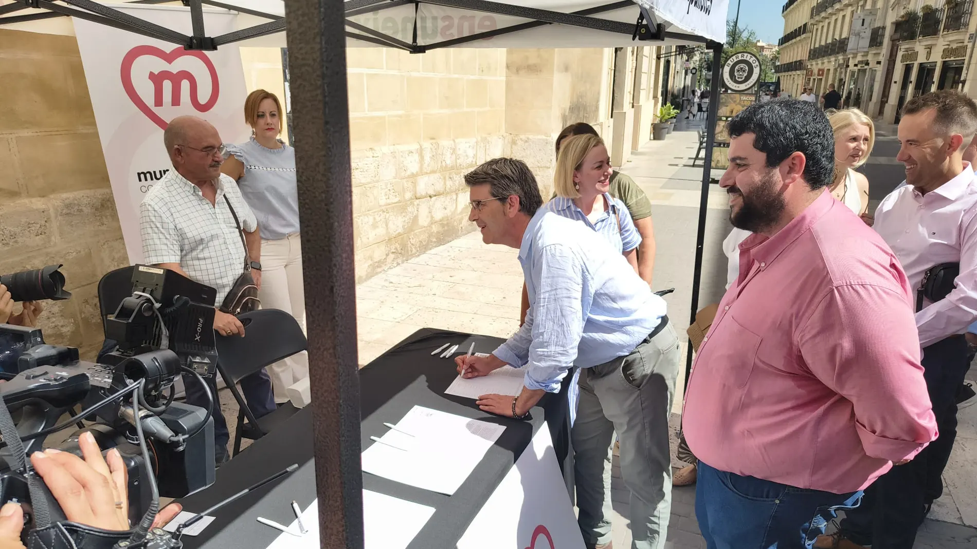 Jorge Rodríguez firma la petición, junto al alcalde de Nules, David García, y la vicepresidenta de la Diputación, Natalia Enguix.