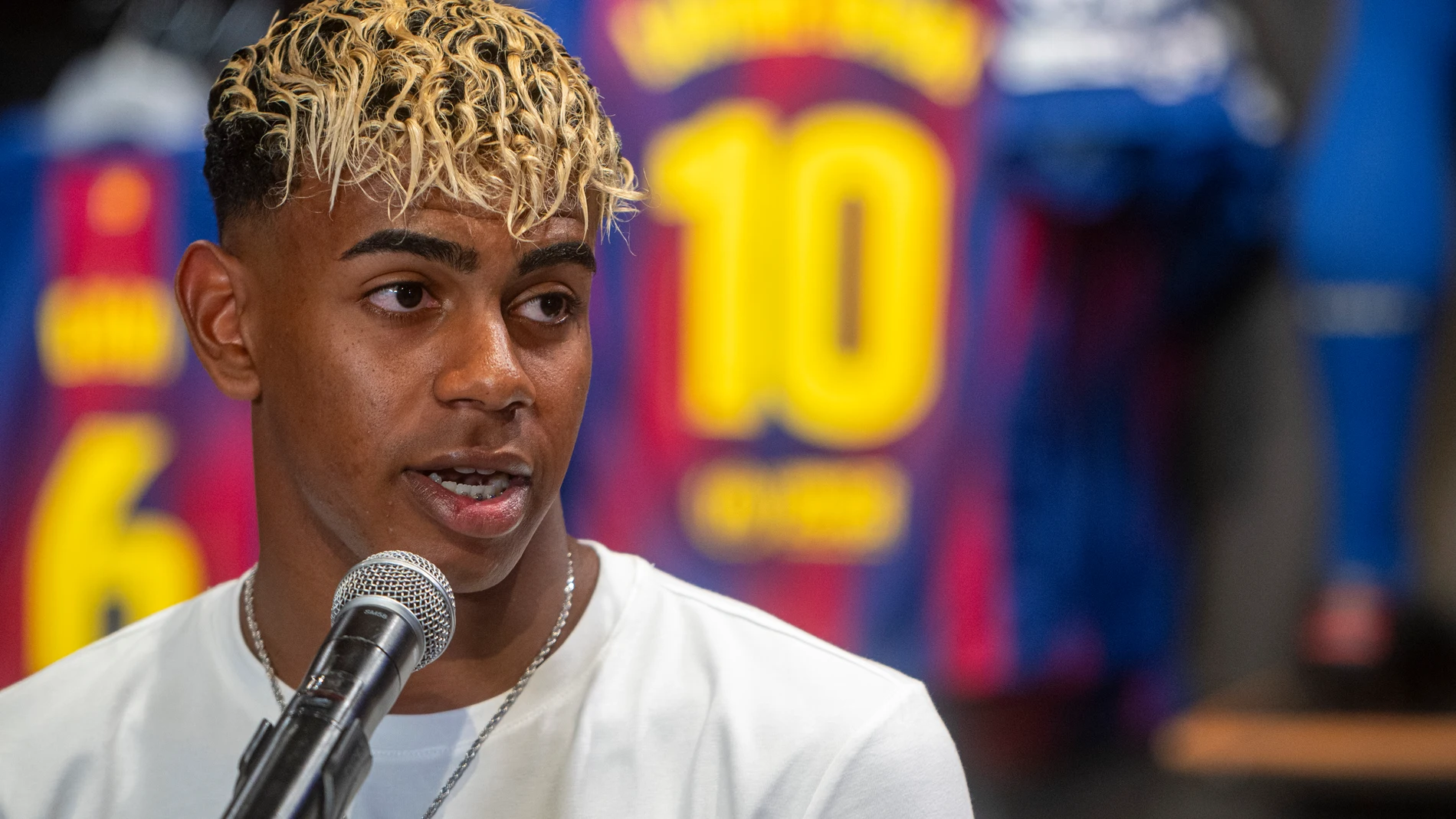 El futbolista Lamine Yamal atiende a los medios de comunicación tras firmar su contrato con el FC Barcelona, a 16 de julio de 2025, en Barcelona, Cataluña (España). El delantero renueva con el FC Barcelona hasta 2031, convirtiéndose en uno de los jugadores mejor pagados del club. El acuerdo, que entró en vigor el 13 de julio cuando cumplió 18 años, asegura su continuidad en el equipo hasta esa fecha. El salario base será de 15 millones de euros anuales, con la posibilidad de aumentar a 20 mil...