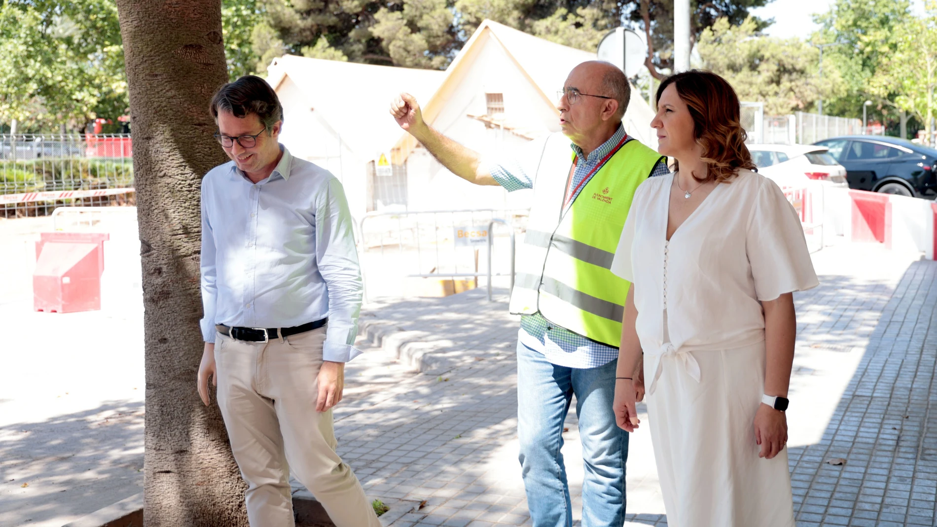 La alcaldesa de València, María José Catalá, dutrante la visita a la segunda fase de las obras de urbanización de la Plaza Segovia. REMITIDA / HANDOUT por MAO Fotografía remitida a medios de comunicación exclusivamente para ilustrar la noticia a la que hace referencia la imagen, y citando la procedencia de la imagen en la firma 16/07/2025