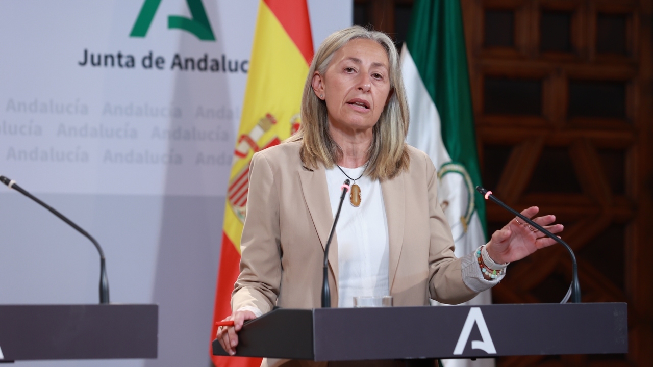 Moreno descarta cesar a la consejera de Salud y le pide "afanarse en localizar errores" en los cribados de cáncer de mama