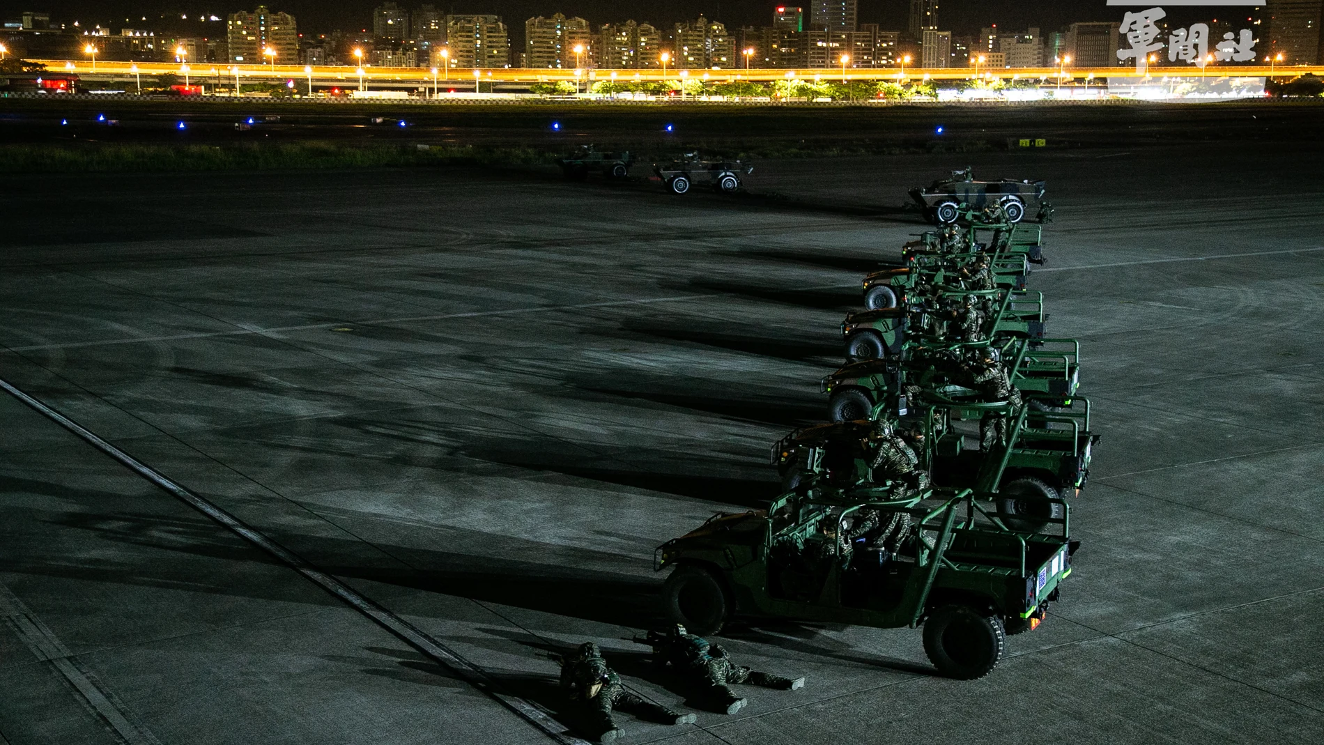 TAIPÉI (TAIWÁN), 16/07/2025.- El Ejército taiwanés llevó a cabo este miércoles un ejercicio nocturno para poner a prueba su capacidad de respuesta ante un posible asalto aéreo chino en el aeropuerto Songshan de Taipéi, en el marco de las maniobras militares anuales de la isla, conocidas como Han Kuang. EFE/Agencia de Noticias Militares (MNA) de Taiwán / SOLO USO EDITORIAL/SOLO DISPONIBLE PARA ILUSTRAR LA NOTICIA QUE ACOMPAÑA (CRÉDITO OBLIGATORIO)