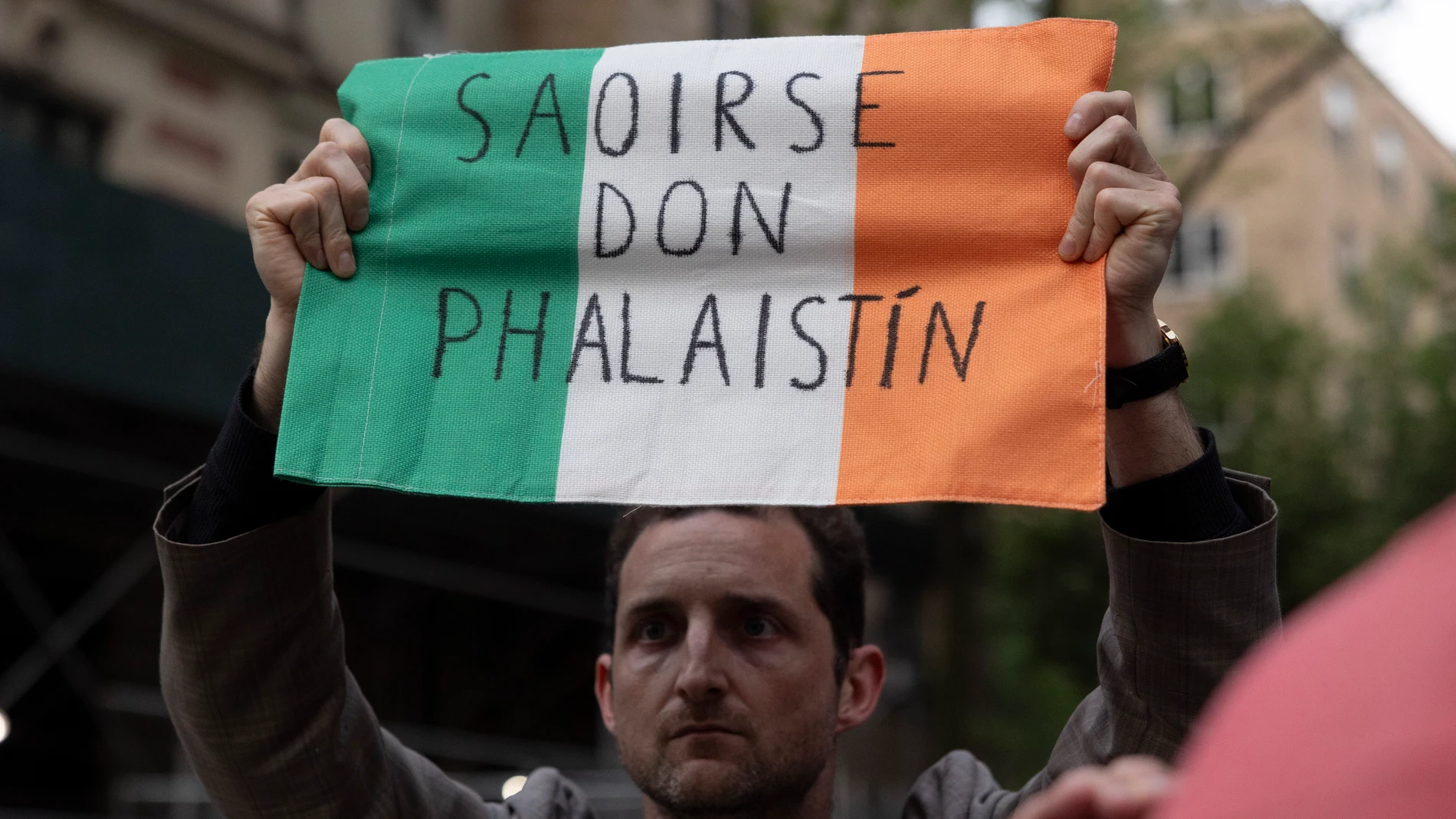(Foto de ARCHIVO) May 6, 2024, New York, New York, USA: A man holds a flag of Ireland that reads 'SAOIRSE DON PHALAISTÍN.' Pro-Palestinian protesters march to the Met Gala where massive numbers of police have closed the streets and the sidewalks surrounding the museum. Europa Press/Contacto/Gina M Randazzo 07/05/2024 ONLY FOR USE IN SPAIN