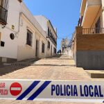 Calle precintada por la Policía Local de Alcalá por el siniestro de la Casa Ibarra