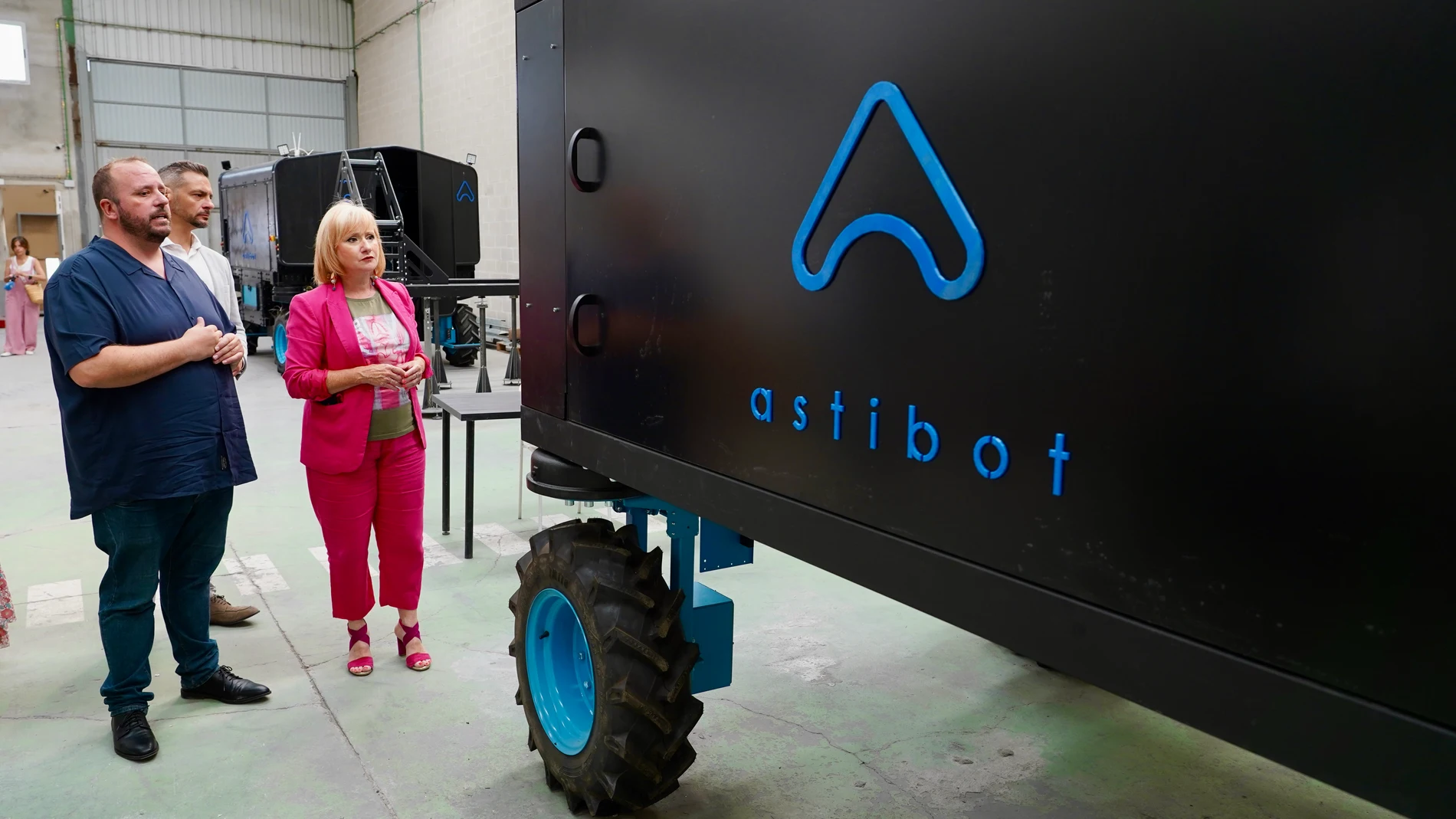 Leticia García durante su visita a la empresa Astibot