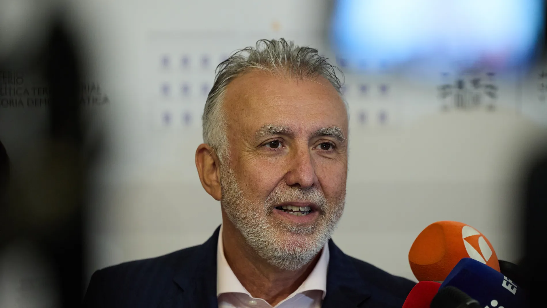 El ministro de Política Territorial y Memoria Democrática, Ángel Víctor Torres, atiende a los medios de comunicación tras una reunión en la sede del Ministerio, a 16 de julio de 2025, en Madrid (España). El encuentro tiene lugar en el contexto de la gestión y protección de menores migrantes y solicitantes de asilo en España, especialmente tras la reciente solicitud del Gobierno al Tribunal Supremo para poder trasladar a menores migrantes no acompañados desde Canarias a otras comunidades autón...