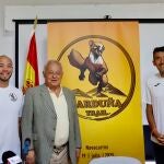 El consejero de Cultura, Turismo y Deporte, Gonzalo Santonja, presenta la carrera Garduña Trail. En la imagen, junto al director deportivo de la carrera, Miguel Heras y el alcalde de la localidad, Miguel Flores