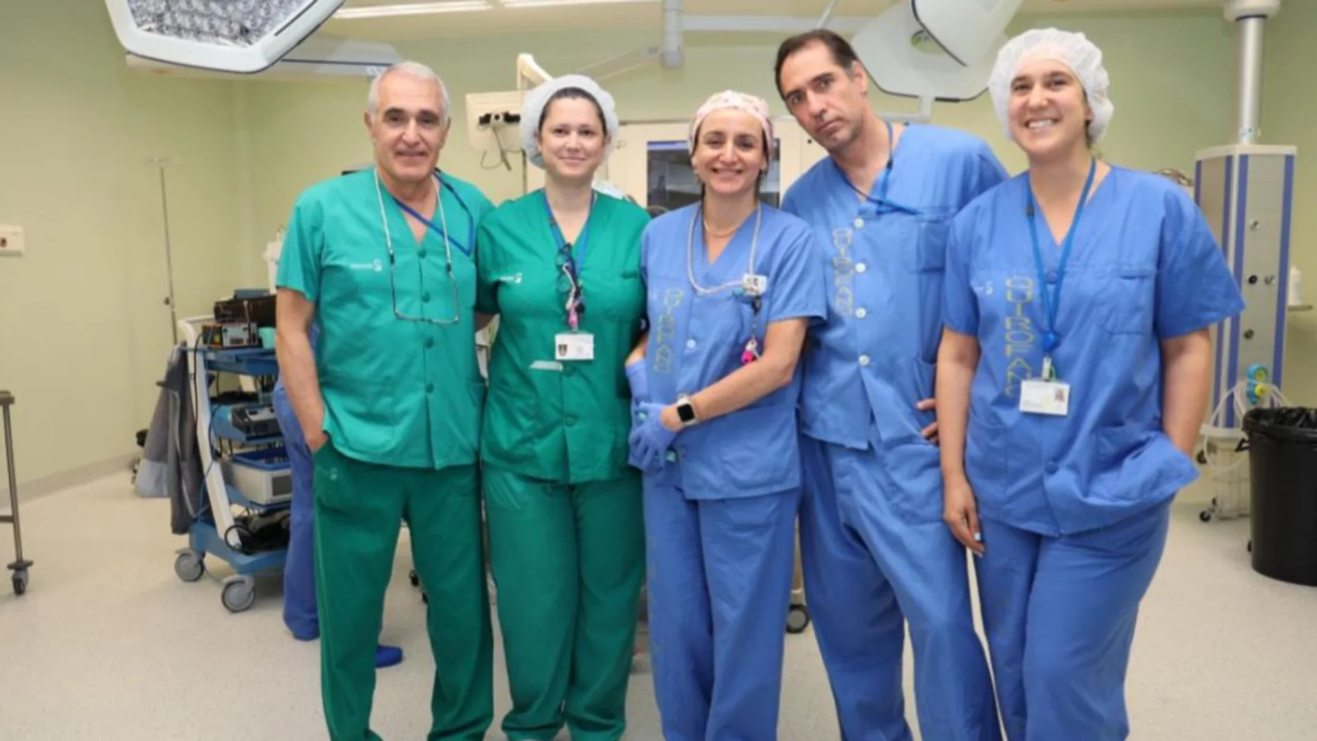 Profesionales del servicio de Cirugía Oral y Maxilofacial encargados de la operación.