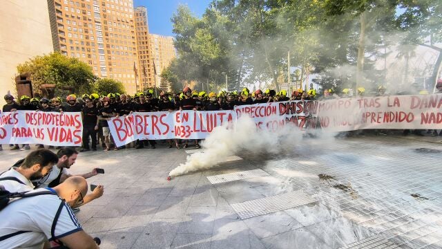 Mompó entra por la puerta de atrás de la Ciudad de la Justicia por las protestas de los bomberos en la puerta principal