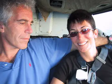 EEUU.- Despedida la fiscal del distrito de Nueva York que procesó a Jeffrey Epstein (Foto de ARCHIVO) December 10, 2021: The US attorney's office has released images during the trial of Ghislaine Maxwell, 59, who faces six federal charges relating to accusations in the sexual exploitation of girls with sex offender Jeffrey Epstein. The photos, entered into evidence on Tuesday, December 7, 2021 were recovered during an FBI raid at Epstein's Upper East Side mansion in 2019, an FBI analyst testified. UNDATED FILE PICTURE: JEFFREY EPSTEIN and GHISLAINE MAXWELL on his private je...