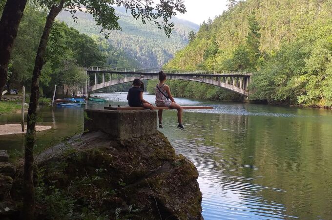 El rincón escondido del que todos se enamoran en Asturias: río, parrilla, trampolín, cascada y bosque