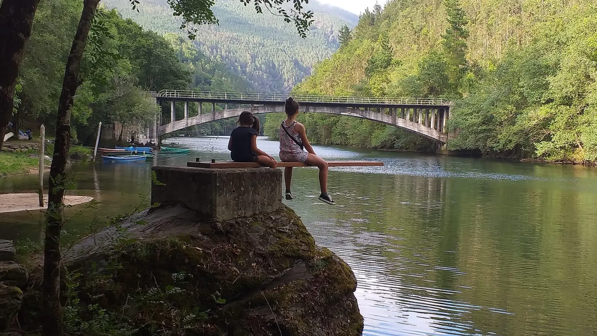 El rincón escondido del que todos se enamoran en Asturias: río, parrilla, trampolín, cascada y bosque