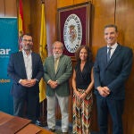 Imagen de la firma del acuerdo de colaboración entre el Colegio de Médicos de Sevilla y Cajamar