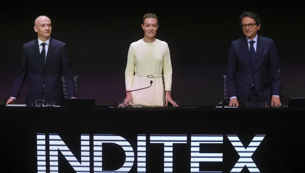 La presidenta de Inditex, Marta Ortega (c) junto al consejero delegado, Óscar García Maceiras (i) durante la Junta General de Accionistas de la compañía celebrada este martes en la sede de la multinacional textil en Arteixo (A Coruña).