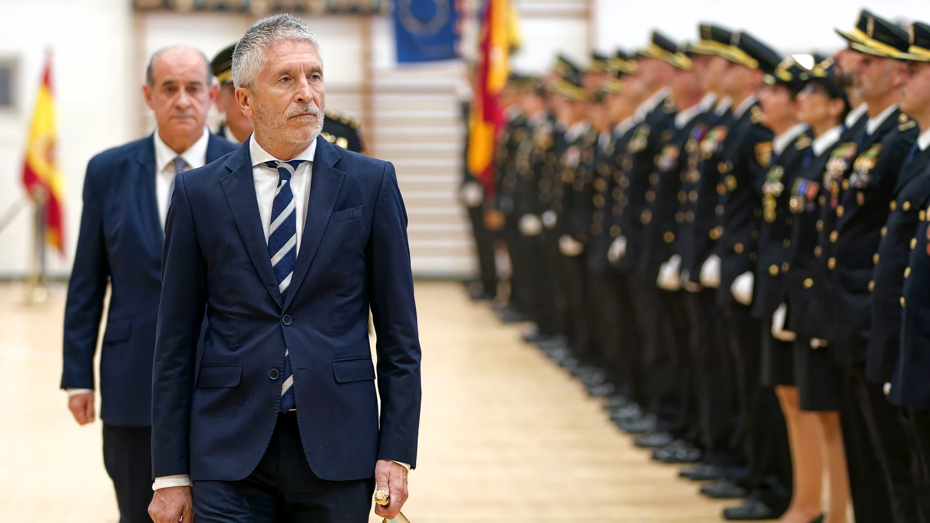 ÁVILA, 18/07/2025.- El ministro del Interior, Fernando Grande-Marlaska, preside el acto de jura o promesa de la XXXVII promoción de la Escala Ejecutiva de la Policía Nacional, integrada por 378 agentes, 290 hombres y 88 mujeres, que se incorporarán en las próximas semanas a sus destinos en comisarías de toda España, este viernes en Ávila. Detrás de él, el director del Cuerpo, Francisco Pardo. EFE/ Raúl Sanchidrián