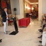 El presidente de la Generalitat, Carlos Mazón, explica en el Salón Azul del Ayuntamiento de Alicante el proyecto de regeneración de la Serra Grossa