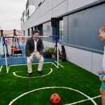 Mañueco inaugura el ‘Jardín de María’ en el Hospital de Salamanca