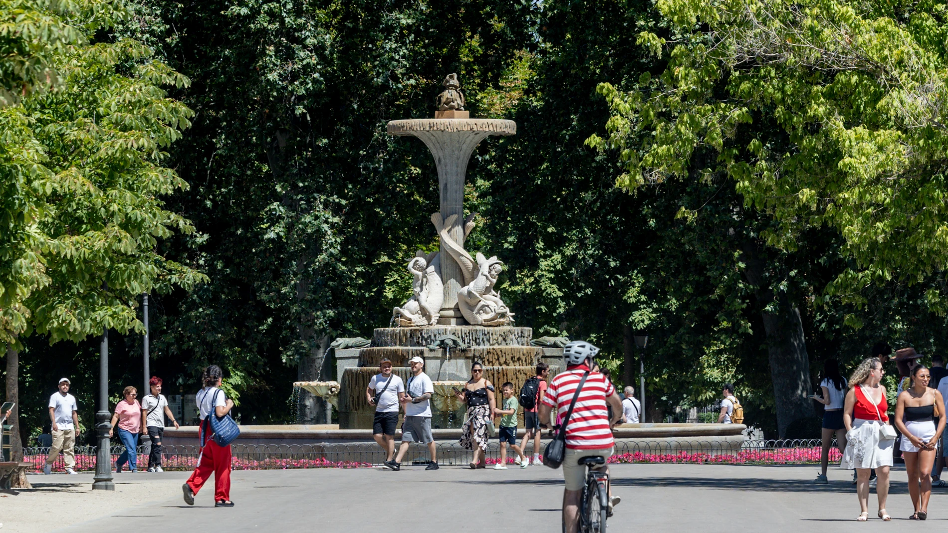 Varias personas en el Parque de El Retiro, a 18 de julio de 2025, en Madrid (España). El Parque de El Retiro celebra este año el 90 aniversario de su declaración como Jardín Artístico, reconocimiento que fue otorgado por parte del Gobierno en el año 1935 por su valor artístico, cultural y paisajístico. El Retiro está además reconocido por la UNESCO, desde 2021, como Patrimonio Mundial. 18 JULIO 2025;PARQUE;RECURSOS;JARDÍN;ANIVERSARIO Ricardo Rubio / Europa Press 18/07/2025