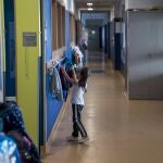 Una niña cuelga su mochila en un perchero en un colegio público de Madrid.