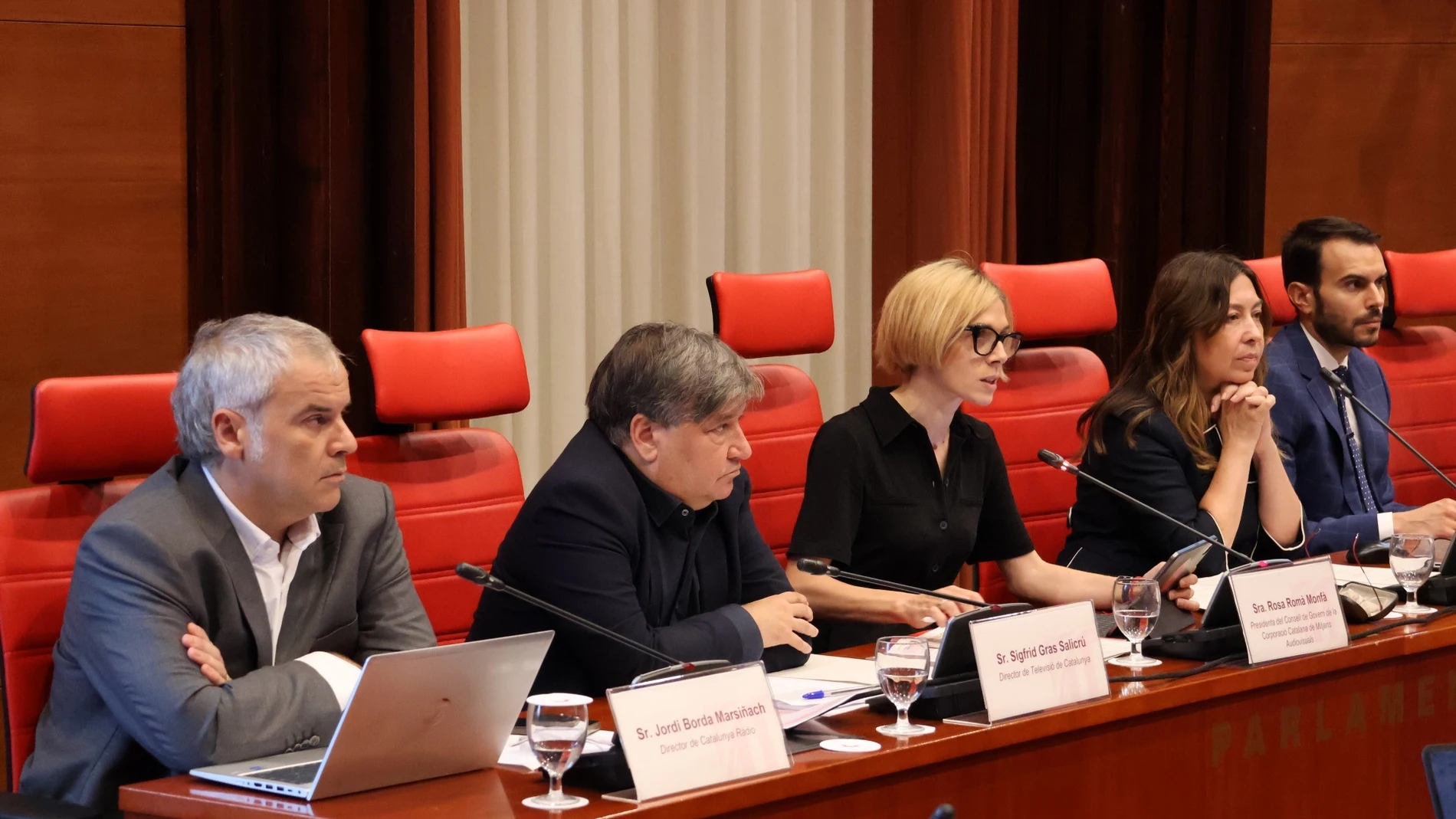 El director de Catalunya Ràdio Jordi Borda, el de TV3 Sigfrid Gras y la presidenta de la CCMA Rosa Romà, en el Parlament REMITIDA / HANDOUT por Parlament de Catalunya Fotografía remitida a medios de comunicación exclusivamente para ilustrar la noticia a la que hace referencia la imagen, y citando la procedencia de la imagen en la firma 18/07/2025