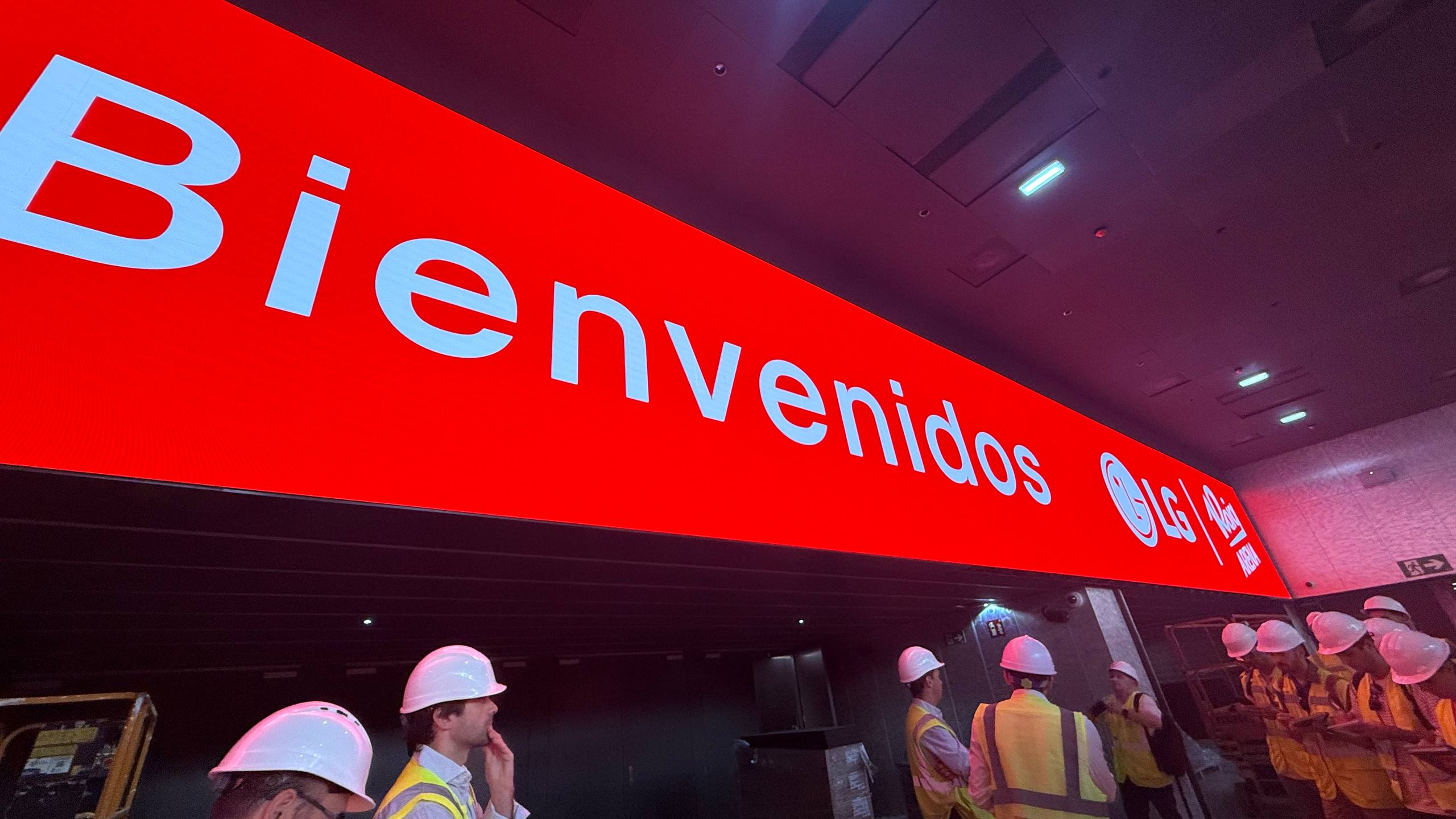 Una pantalla enorme nos da el recibimiento