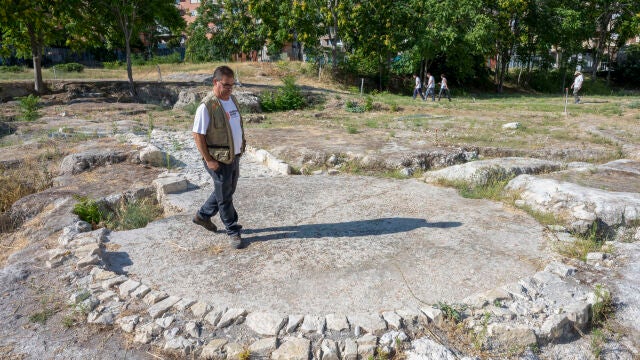  En la imagen Juan Luis Martínez, arqueólogo director del campo de voluntariado