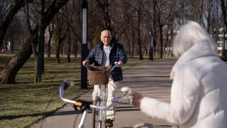 Montar en bicicleta: el ejercicio para personas mayores que es cuatro veces más eficiente que caminar Montar en bicicleta: el ejercicio para personas mayores que es cuatro veces más eficiente que caminar