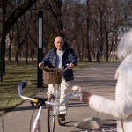 Montar en bicicleta: el ejercicio para personas mayores que es cuatro veces más eficiente que caminar 